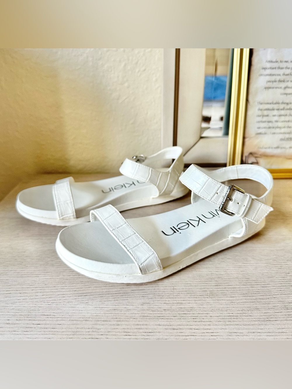 CALVIN KLEIN WHITE CROC-TEXTURE STRAP SANDALS WITH BUCKLE - SIZE 8